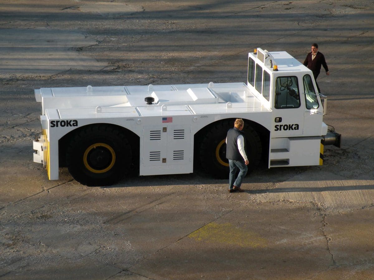 Aircraft Tug Pushback Tow Tractor - Side View | Sroka